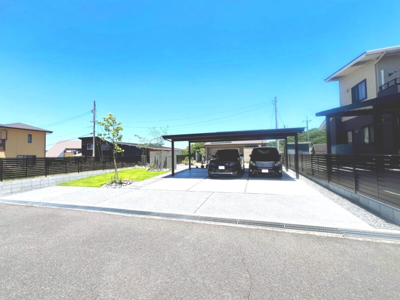広い駐車場と天然芝とアプローチ